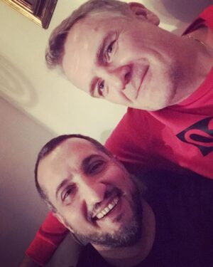 Ararat Keshchyan Instagram - Вся страна ждёт этот день. Да что там, весь мир ждёт этот холодный февральский день, чтобы пригласить любимого человека в кафе, взять нежно в свои ладони её нежные пальцы, поцеловать их тепло, прижать к своему лицу и прошептать:
-Я люблю тебя. Сильно, сильно. Почти также, как @sergpioro. Если ты меня любишь, запиши поздравительное видео, и отметь Сережу в Инстаграм. 
Черт возьми, какой классный день. Давайте поздравим эту талантливую развалюху с днюхой. С днюхой, развалюха.