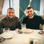 Ararat Keshchyan Instagram - За столом два Артура. Только вот у симпатяшки справа это имя настоящее. Кроме того у @arthurioz настоящий талант шефа. За две недели в Тайланде, я старался каждый день, хотя бы раз есть Том Ям. Желательно в разных местах. Я очень люблю этот суп. Представьте в каком раю я был. Один из лучших блюд в исполнении одних из лучших знатоков этого дела, тайцев. И каково же было моё удивление, когда я осознал, что Том Ям приготовленный нашим шеф-поваром уверенно входит в топ 3 из прошедших мою личную дегустацию. Ну а запечённые мидии и вовсе лучшие. Артурио, ты красопет капитальный. Всем приятного аппетита и добро пожаловать в @sitlos!!! 🤟🏼🤟🏼🤟🏼 Сытый Лось Кунцево