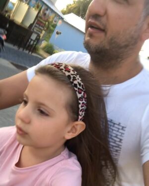 Ararat Keshchyan Instagram - Первое желание Евы сев на мопед. Вот теперь думаю, идти с ней плавать с дельфинами, или нет? #ЕваАраратовна