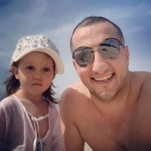 Ararat Keshchyan Instagram - Круто, когда совмещаешь отдых с работой. Но если умудряешься ещё и семью к этой тусе подтянуть, то ты достиг уровня босс! 
Ещё круче, что это мысли Дианы. #ДианаАраратовна 🦾😎✌🏼