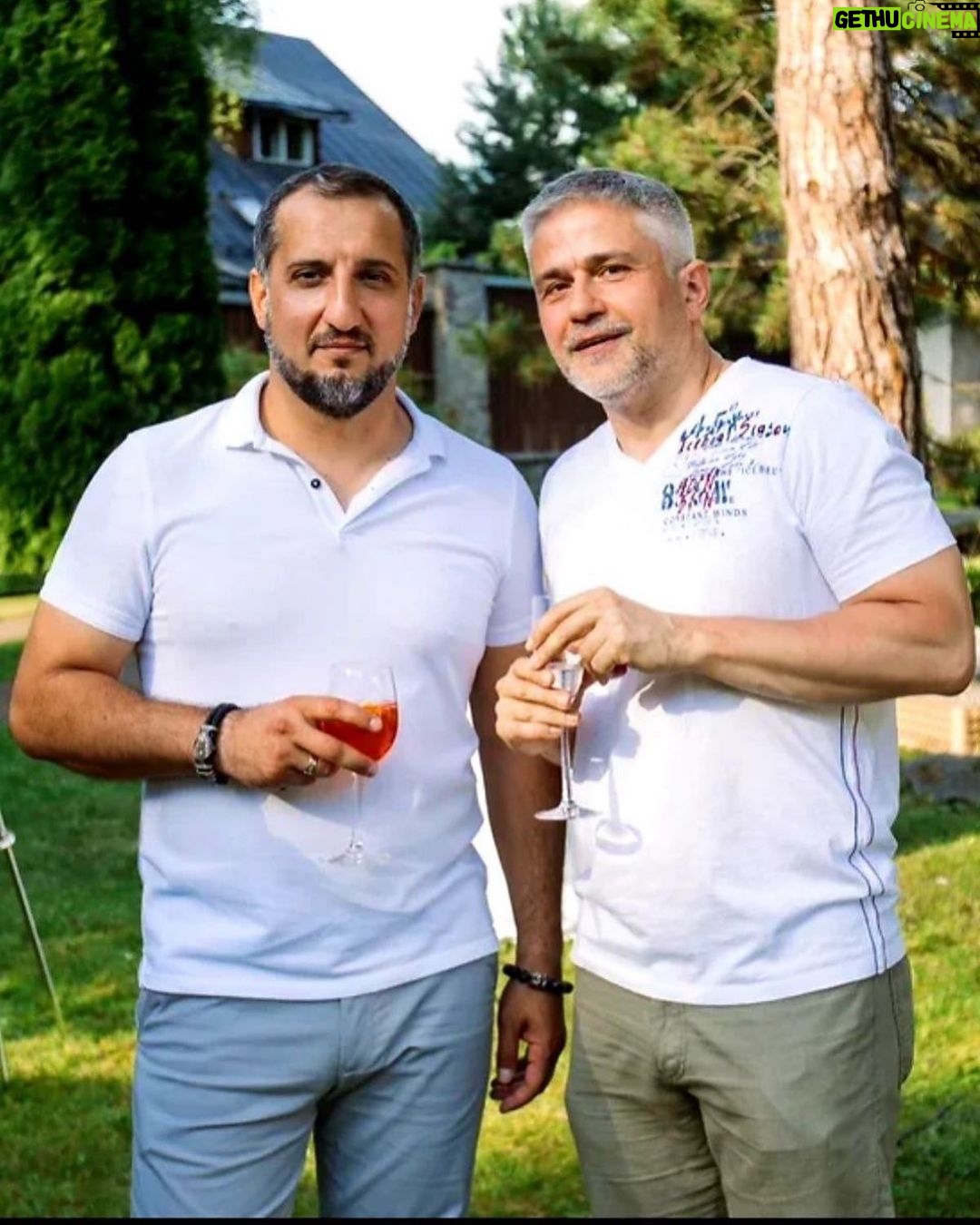 Ararat Keshchyan Instagram - Встретились как-то с @ovikpetyan в его загородном гольф клубе под Нью-Джерси. Чисто фото в инсту запилить. Дорого нынче вести страницу, я вам скажу. Зато как много правильных и полезных мыслей получил. Спасибо, друг мой. Твои слова услышаны и они очень помогли.
