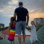 Ararat Keshchyan Instagram - Карлсон, который любит водить своих малышей по крышам. 😎😎😎 Одна кровь, одни родители, но какой разный подход. Ева: -Пап, круто, а можно поближе к краю? Диана: -Пйикойно, пап. А пошйи нафад, к маме. 😄😄😄 Имеритинская Набережная