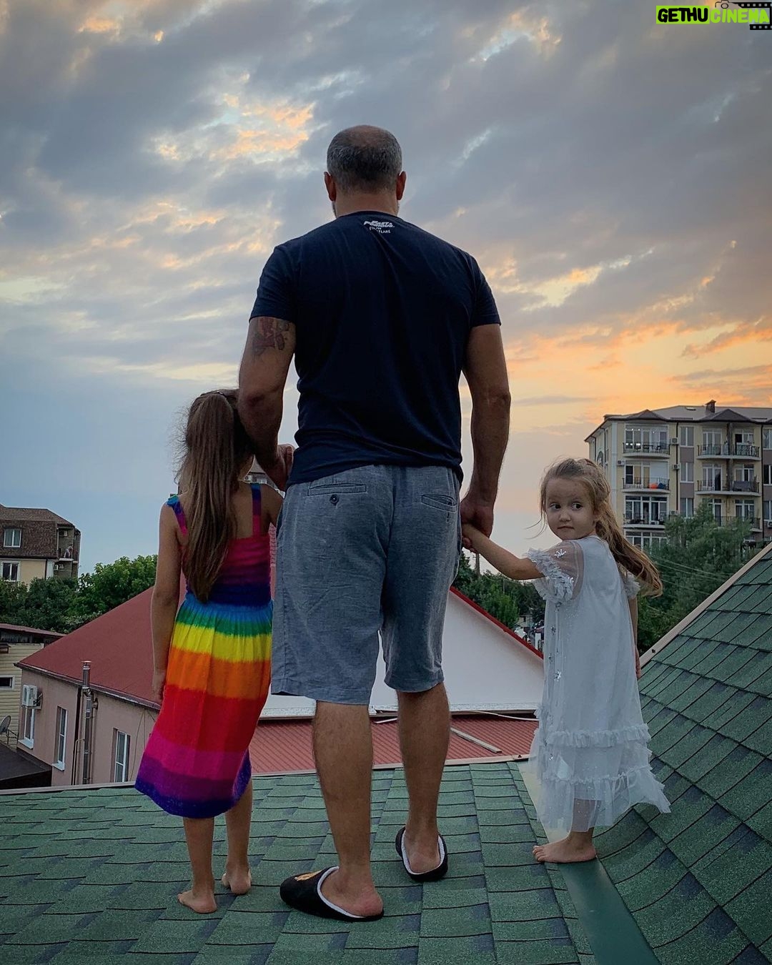 Ararat Keshchyan Instagram - Карлсон, который любит водить своих малышей по крышам. 😎😎😎 Одна кровь, одни родители, но какой разный подход. Ева: -Пап, круто, а можно поближе к краю? Диана: -Пйикойно, пап. А пошйи нафад, к маме. 😄😄😄 Имеритинская Набережная
