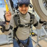 Ararat Keshchyan Instagram - Наверное, это единственный способ для меня прыгнуть с парашютом. Спасибо виртуальной тренажерке рязанского училища. Еще пару поездок к десантникам, и я начну купаться в фонтанах второго августа. Рязанское Высшее Воздушно-Десантное Командное Училище