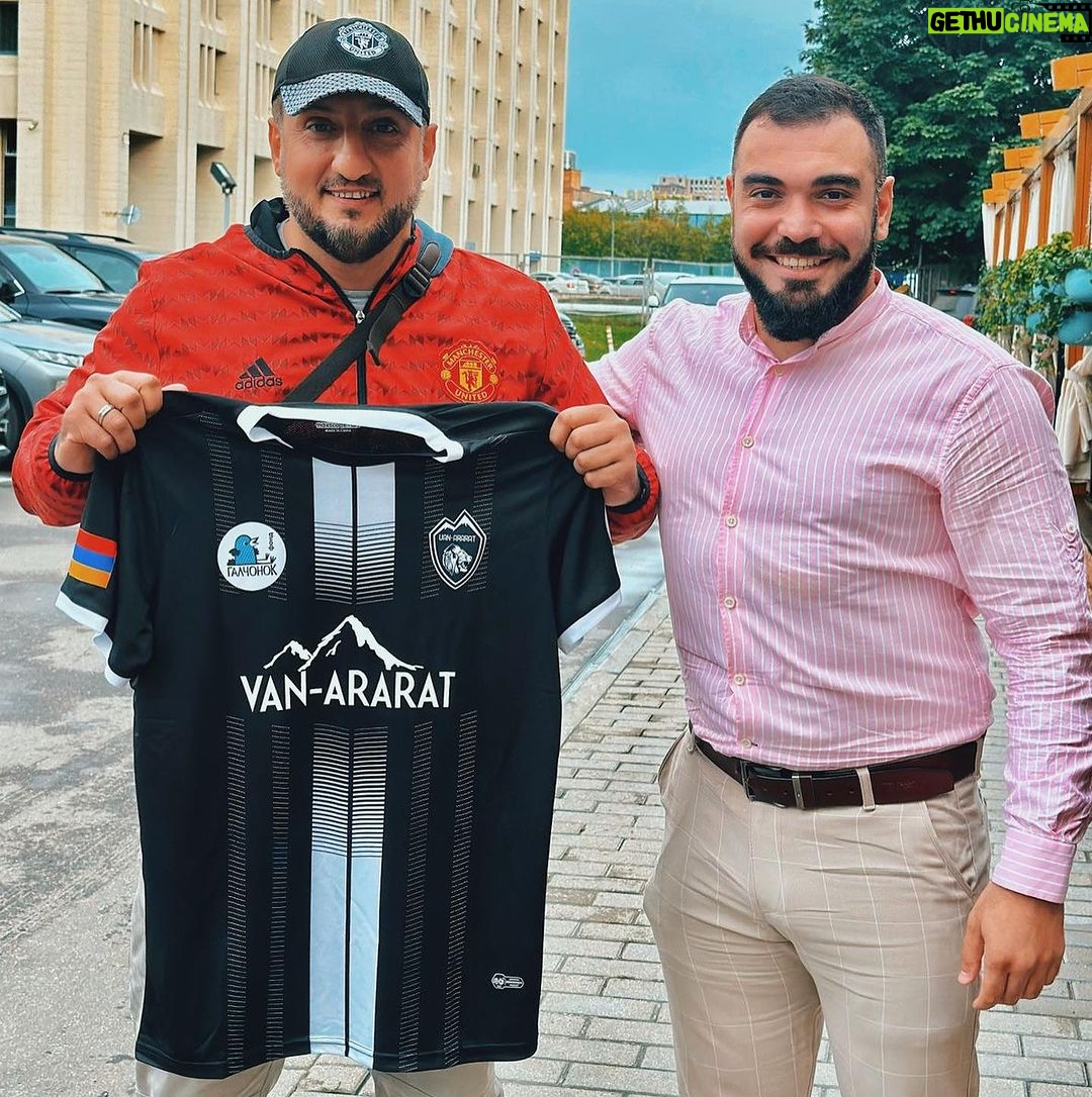 Ararat Keshchyan Instagram - Спасибо за приглашение в большую семью @van_ararat_moscow. Бегать ещё не могу, но форма есть. Отлично. Хорошо играть не обещаю, но сильно кричать на игроков и подгонять их-легко. GGMU 🤙🏼