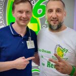 Ararat Keshchyan Instagram - Теперь я видел первые шаги и детей, и свои. Также робко, покачиваясь, поднимая глаза полные надежд на окружающих. Поговаривают, я даже издавал нечто похожее на «агугу» и слюни пускал, но я сторонник версии, что это последствия наркоза. Коротко о главном: не успели у меня отказать ноги, как друзья(спасибо, что они есть) быстро отправили меня к нему, к нему одному. Как говорили на заре тысячелетий: «Все дороги ведут к Дзукаеву». Так вот, выяснилось, что некая сущность передавила мне нерв идущий к левой ноге, направилась к спинному мозгу, и планировала выйти из позвоночника. Именно потому, что оно пыталось вырваться не из груди, а через спину, я набрал не Сигурни Уивер, а Дмитрию Николаевичу Дзукаеву. Кстати, видите парнишку, который в двое шире докторов? Это супертяж Женя Романов. Его прооперировали на два дня раньше меня, а Д.Н. обещает к новому году вернуть его к спаррингам. Представляете какие темпы реабилитации у них? Радует, что спарринги не со мной. А теперь серьезно. Спасибо Вам @dr.dzukaev и всей команде центра. Благодаря Вашему таланту и отношению к делу, вера в медицину процветает. В общем, огромная благодарность Spine Center 67, а мне пора идти дальше. Идти ровно, не хромая и не волоча ногу за собой. @dr.dzukaev @lom.ulya @erofira @Ram0n0v @vladimir_neuro #spinecenter67