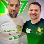 Ararat Keshchyan Instagram - Теперь я видел первые шаги и детей, и свои. Также робко, покачиваясь, поднимая глаза полные надежд на окружающих. Поговаривают, я даже издавал нечто похожее на «агугу» и слюни пускал, но я сторонник версии, что это последствия наркоза. Коротко о главном: не успели у меня отказать ноги, как друзья(спасибо, что они есть) быстро отправили меня к нему, к нему одному. Как говорили на заре тысячелетий: «Все дороги ведут к Дзукаеву». Так вот, выяснилось, что некая сущность передавила мне нерв идущий к левой ноге, направилась к спинному мозгу, и планировала выйти из позвоночника. Именно потому, что оно пыталось вырваться не из груди, а через спину, я набрал не Сигурни Уивер, а Дмитрию Николаевичу Дзукаеву. Кстати, видите парнишку, который в двое шире докторов? Это супертяж Женя Романов. Его прооперировали на два дня раньше меня, а Д.Н. обещает к новому году вернуть его к спаррингам. Представляете какие темпы реабилитации у них? Радует, что спарринги не со мной. А теперь серьезно. Спасибо Вам @dr.dzukaev и всей команде центра. Благодаря Вашему таланту и отношению к делу, вера в медицину процветает. В общем, огромная благодарность Spine Center 67, а мне пора идти дальше. Идти ровно, не хромая и не волоча ногу за собой. @dr.dzukaev @lom.ulya @erofira @Ram0n0v @vladimir_neuro #spinecenter67