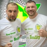 Ararat Keshchyan Instagram - Теперь я видел первые шаги и детей, и свои. Также робко, покачиваясь, поднимая глаза полные надежд на окружающих. Поговаривают, я даже издавал нечто похожее на «агугу» и слюни пускал, но я сторонник версии, что это последствия наркоза. Коротко о главном: не успели у меня отказать ноги, как друзья(спасибо, что они есть) быстро отправили меня к нему, к нему одному. Как говорили на заре тысячелетий: «Все дороги ведут к Дзукаеву». Так вот, выяснилось, что некая сущность передавила мне нерв идущий к левой ноге, направилась к спинному мозгу, и планировала выйти из позвоночника. Именно потому, что оно пыталось вырваться не из груди, а через спину, я набрал не Сигурни Уивер, а Дмитрию Николаевичу Дзукаеву. Кстати, видите парнишку, который в двое шире докторов? Это супертяж Женя Романов. Его прооперировали на два дня раньше меня, а Д.Н. обещает к новому году вернуть его к спаррингам. Представляете какие темпы реабилитации у них? Радует, что спарринги не со мной. А теперь серьезно. Спасибо Вам @dr.dzukaev и всей команде центра. Благодаря Вашему таланту и отношению к делу, вера в медицину процветает. В общем, огромная благодарность Spine Center 67, а мне пора идти дальше. Идти ровно, не хромая и не волоча ногу за собой. @dr.dzukaev @lom.ulya @erofira @Ram0n0v @vladimir_neuro #spinecenter67