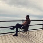 Ararat Keshchyan Instagram - В детстве для счастья достаточно малого. Бегу по гальке линии берега тёплого чёрного моря. Небольшие камушки, размером с ноготь, прилипают к ступне, затем отлетают на замахе и бьются о спину. Опережая на десяток шагов, от меня убегает мой друг, умирая от хохота. Напакостил, зараза. Тем и доволен. В глазах рябит луч, напоминающий блик в объективе камеры. Очередной солнечный день в Гаграх. Мама уже солит купленную горячую кукурузу. Артурика я не догнал. Выдохся и швырнул в него горсть мелкой гальки. Мы медленно плетёмся назад. Он придерживает безопасное расстояние периодически бросаясь колкими шуточками. Я обзываюсь в ответ. Мы грызём кукурузу. На лице моего друга застревает зерно. Меня это смешит. Я не сдерживаю эмоций. Он смущён, я отмщен. P.S. На первом фото все герои рассказа. На втором, балкон над тем самым пляжем, а на балконе тот самый Артурик 35 лет спустя.