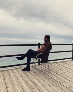 Ararat Keshchyan Instagram - В детстве для счастья достаточно малого. 
Бегу по гальке линии берега тёплого чёрного моря. Небольшие камушки, размером с ноготь, прилипают к ступне, затем отлетают на замахе и бьются о спину. Опережая на десяток шагов, от меня убегает мой друг, умирая от хохота. Напакостил, зараза. Тем и доволен. 
 В глазах рябит луч, напоминающий блик в объективе камеры. Очередной солнечный день в Гаграх. Мама уже солит купленную горячую кукурузу. 
Артурика я не догнал. Выдохся и швырнул в него горсть мелкой гальки. Мы медленно плетёмся назад. Он придерживает безопасное расстояние периодически бросаясь колкими шуточками. Я обзываюсь в ответ. 
Мы грызём кукурузу. На лице моего друга застревает зерно. Меня это смешит. Я не сдерживаю эмоций. 
Он смущён, я отмщен.
P.S. На первом фото все герои рассказа. На втором, балкон над тем самым пляжем, а на балконе тот самый Артурик 35 лет спустя.