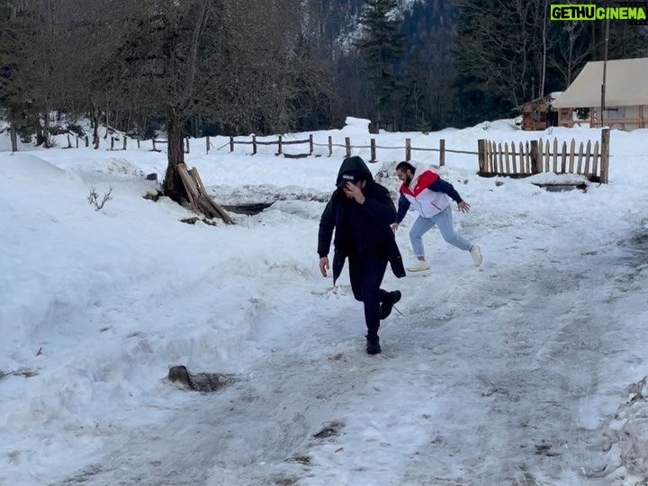 Ararat Keshchyan Instagram - Постепенно взрослея, не забывайте целенаправленно возвращаться в детство. 🤟🏼✌🏼✊🏼 Lake Ritsa