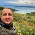Ararat Keshchyan Instagram - Позвонил друг из Владивостока. Понял, что хочу туда снова. Я люблю этот город. Он мне зашёл сразу. Прям в десятку. И вода, и рельеф. А самое главное люди. Вроде те же, но другие. Позитивные. Один минус-далеко. Хотя, может из-за этого он и другой. Владик, родной. 🤟🏼 А фото с Камчатки. Ваша задача, в течении семи минут, найти связь между Владивостоком, Камчаткой и гусеницей шелкопрядом. Ну и объяснить причину временного ограничения. Хештег