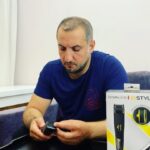 Ararat Keshchyan Instagram - Представьте, уже больше десяти лет я практически не пользуюсь бритвой. На съемках, в дороге, да и дома вполне достаточно триммера. А когда обзавёлся бородой, тут уж этот жужжащий, безмолвный стилист стал вообще не заменим. Сначала всё давалось не просто, но со временем приловчился. Думаю, если бы изначально под рукой был Remington MB5000 Style Series, процесс адаптации прошёл бы быстрее. Триммер предназначен специально для стрижки и придания формы бороде. Лезвия самозатачивающиеся, с титановым покрытием. Мужики, зацените. Быстро, просто, удобно. @remingtonmenrussia Подходит практически для любого стиля и бороды, для удобства есть колесико регулировки длины стрижки. Главное, не давайте в руки племяннику. 😜 Приобрести триммер Remington MB5000 можно в магазинах МВидео или на сайте mvideo.ru