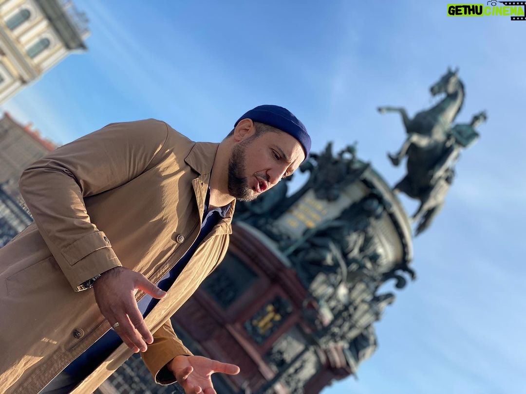 Ararat Keshchyan Instagram - Вроде пою, но я не умею. Может молюсь? Но так молятся мусульмане. Ладно, просто стою прямо с высоко поднятой головой. А нет, уже криво. Что с людьми в Питере происходит, непонятно. Хештегпойдусдамкровь