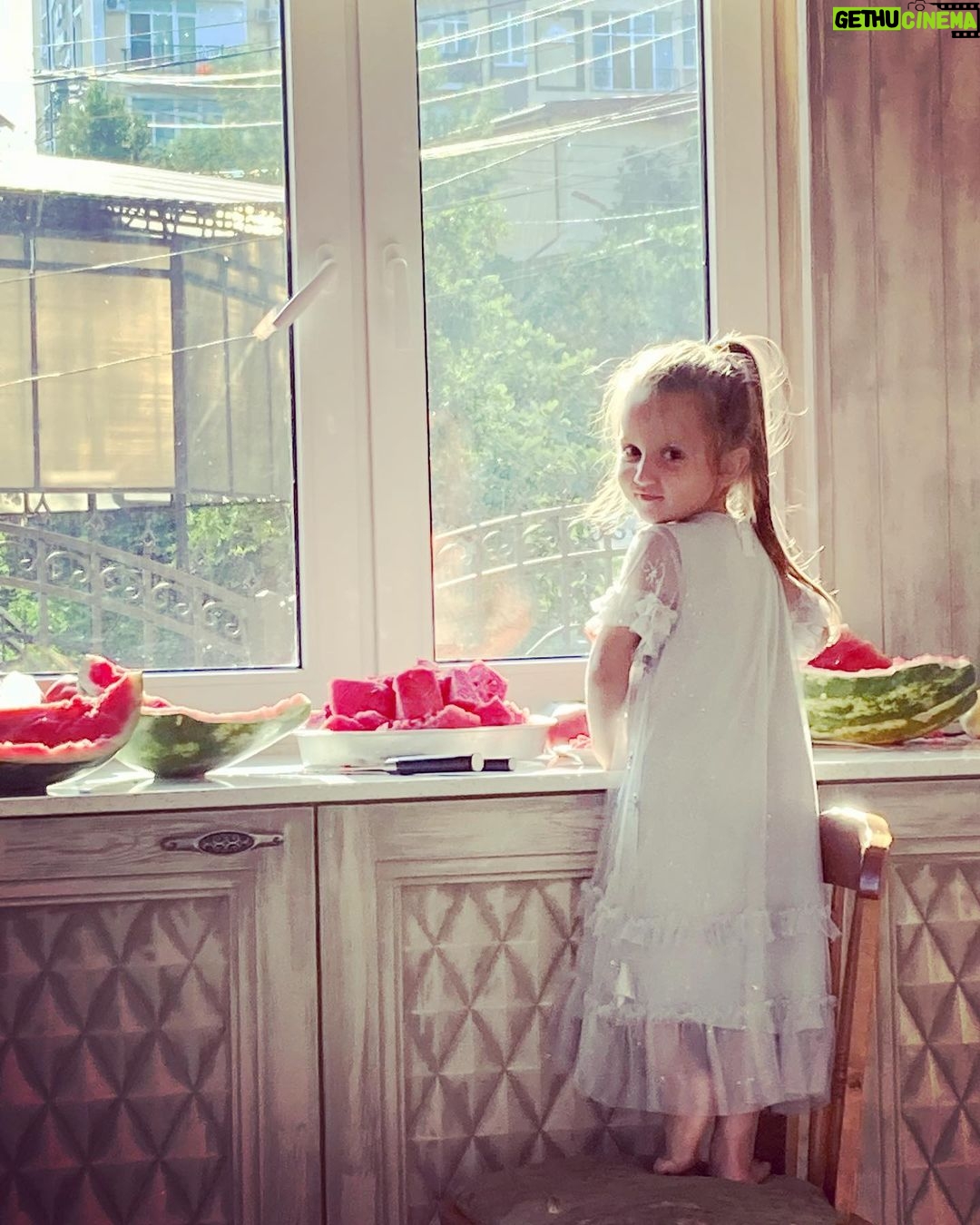 Ararat Keshchyan Instagram - Мышка пробегала, хвостиком махнула, арбуз упал и разбился. #ДианаАраратовна Имеритинская Набережная