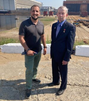 Ararat Keshchyan Instagram - Александр Васильевич Лагунов. Герой Соцтруда. Участвовал в строительстве первой атомной подлодки СССР. Не смотря на преклонный возраст и невыносимую жару приехал к нам на съемку и рассказал массу интересного. Крутой мужик, достойный человек и приятный собеседник. 
P.S. Везёт мне на Василичей. 
#человечище