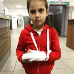 Ararat Keshchyan Instagram - Этот человек проводит детство так, чтобы не было мучительно больно за в смартфоне прожитые годы. Если за каждую травму ей давали звание, то #ЕваАраратовна уже к школе стала бы генерал-лейтенантом. 😄😄😄 А знаете почему она кислая? Нет, не из-за сломанного пальца. А потому что в ванне плескаться и прыгать с борта недели две нельзя. С днём защиты детей от самих себя. Моя в теме. 😂😎🤟🏼