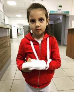 Ararat Keshchyan Instagram - Этот человек проводит детство так, чтобы не было мучительно больно за в смартфоне прожитые годы. Если за каждую травму ей давали звание, то #ЕваАраратовна уже к школе стала бы генерал-лейтенантом. 😄😄😄
А знаете почему она кислая? Нет, не из-за сломанного пальца. А потому что в ванне плескаться и прыгать с борта недели две нельзя. 
С днём защиты детей от самих себя. Моя в теме. 😂😎🤟🏼