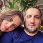 Ararat Keshchyan Instagram - Сидим и размышляем о спаде интереса у нас к Инстаграм. То, да сё, так и эдак. Решил этим поделиться. Только навёл камеру, началось: -Подожди, давай так... Нет, лучше на плечо... Дай волосы распущу... По всей видимости интерес ещё есть. 😆 А как вы думаете, помогают ли маски от коронавируса? Adler Microdistrict