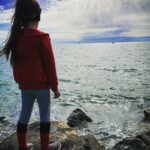 Ararat Keshchyan Instagram - Этот человек разрывает меня на части. Утро. Ева умылась и готовится к завтраку. -Мам, как жаль что нет машины времени. Катя: -А почему, Ев? -Ты знаешь, бабушка играла со мной в шахматы и в пастуру(карточная игра). -Ну, Евочка, папа тоже играет с тобой. -Да, но папа всегда выигрывает, а бабушка могла и проиграть... 🥺 Моя ты девочка. Похоже мне предстоит испытать вкус поражения слаще тысячи побед. Adler Microdistrict