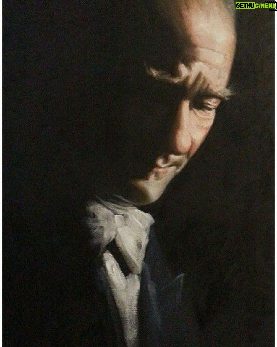 Aras Bulut İynemli Instagram - Ulu Önderimiz Mustafa Kemal ATATÜRK’ü, sevgi, saygı ve özlemle anıyoruz… / We commemorate the father of our nation, Mustafa Kemal ATATÜRK, with love, respect, and longing… 🙏🏻🙏🏻🇹🇷🇹🇷