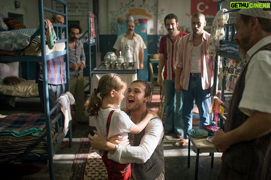 Aras Bulut İynemli Instagram - Bilmezler nasıl aradık birbirimizi, Bilmezler nasil sevdik... Iki yitik hasret, Iki parça can... #yedincikoğuştakimucize Sinemalarda 🙏🏻😘 @mehmetadaoztekin 👊🏻🎬