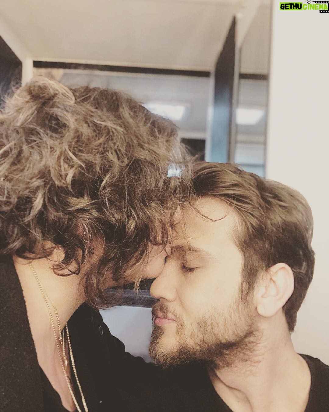 Aras Bulut İynemli Instagram - Bu öpücüğün anlamı: "hazırlık bitti, hazırsın" demek 😊 Canım Ebuşum 😇 #makeupartist @ebru_guleren 🙏🏻