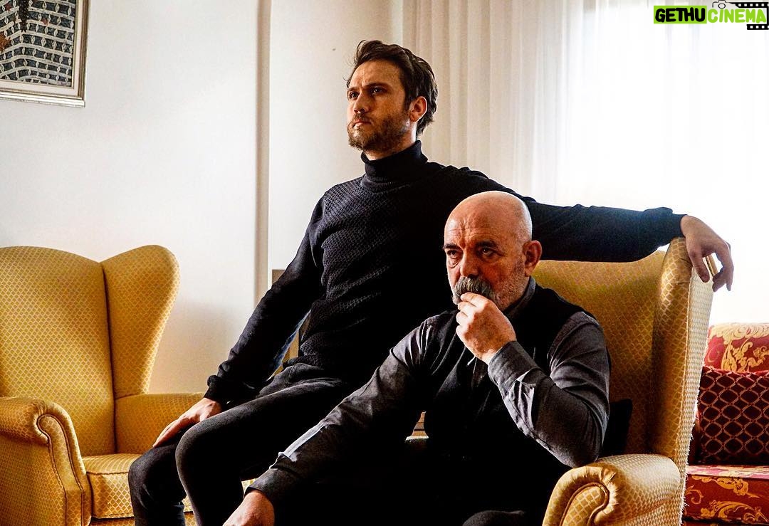 Aras Bulut İynemli Instagram - #kardeşmiyiz ? #çukur yeni bölümüyle bu akşam @showtv de