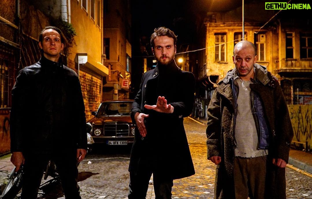 Aras Bulut İynemli Instagram - #çukur #evedönüyoruz yeni bölüm bu akşam @showtv de