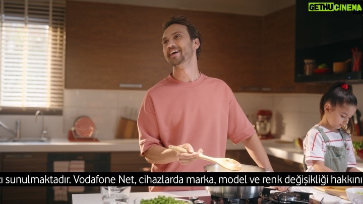 Aras Bulut İynemli Instagram - Evin her köşesinde kesintisiz Wi-Fi tarifi: Sinyal artırıcıyla güçlendirilmiş Vodafone Evde Plus! Yeni nesil kapsama ile evinizin her yerinden internete kesintisiz bağlanabilirsiniz. #BirlikteMümkün @vodafonetr