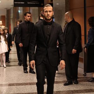 Aras Bulut İynemli Instagram - Her şey için teşekkürler.. İYi ki #icerde 🙏🏻 📷: @sinasiserce 👊🏻👊🏻😎