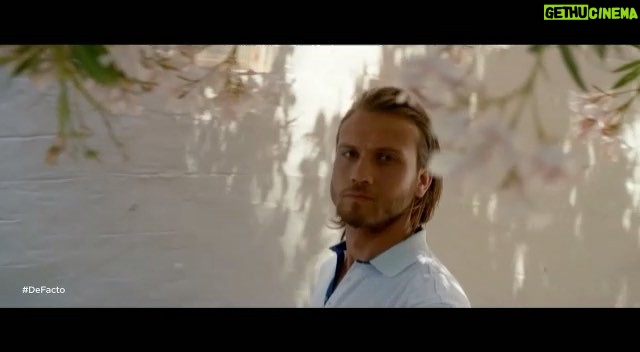 Aras Bulut İynemli Instagram - Kalpler kırılmasın . Seven, koruyan, yol gösteren tüm babalara... @defactoofficial #cukoturur #mükemmeldurur #babalargünü
