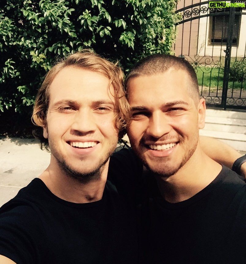 Aras Bulut İynemli Instagram - Bugün yeni bölümümüzle @showtv 'de #içerde yiz😉 #içerde #ayyapim @ayyapim @icerdetvdizi #showtv