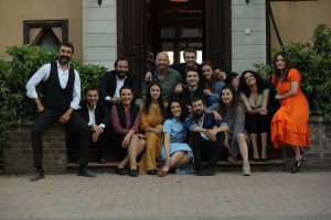 Aras Bulut İynemli Instagram - Biraz beklemek istedim. Özellikle bugünü bekledim; veda etmek zor geldi. Çukur... 4 koca yıl... Her hafta... Güzel, değerli ve uzun yol... Yol önemlidir insan hayatında... Her zaman hikayelerin gücüne inandım. Hikayelere hizmet etmek en değerli isteğim oldu. Biz öyle bir hikâyede buluştuk ki hepimizi içine aldı. Herkese böyle ekip, böyle hikâye nasip olmaz diye var olduk içinde… O yüzden iyi ki varsın, teşekkür ederim @gokhan_horzum 🙏🏻 Duygularımı söze dökmekte o kadar zorlanıyorum ki keşke biraz bir şey öğretseydin, kalbim yerinden çıkacak ne yazacağım diye, Ya Sidi dinliyorum; Bu kadar oluyor 😂 Sinan abi, abiliğin, öğretmenliğin, işine aşkınla yaklaşımın ve arkadaşlığın için teşekkür ederim sana… @snnztrk Öyle bir oyuncu ekibi oldu ki... off… sözüm yok... Söz söylemeye haddim yok... neler öğrendim, neler deneyimledim bir bilseniz… İyi ki canım meslektaşlarım, ablalarım, abilerim, kardeşlerim, arkadaşlarım (hem de canım arkadaşlarım) iyi ki siz... ekip ekip ekip… her şey burada gizli sanki... ekip olabilmek de… o yüzden aile her şeydir... Eğlence, stres, hüzün, çokça yorgunluk ve çokça sevgi ama 3-2-1 kayıt dendiğinde; herkes işinde… Hem de bütün yüreğiyle... O kadar özel ki... Ekip her şeydir de aynı zamanda… Bu ekibin arkasında her daim duran, kalitesinden ödün vermeden her şeyiyle ilgilenen bir yapımcımız… #keremcatay Çok teşekkürler… Desteğiyle @showtv ye teşekkürler... Canlılığıyla, acısıyla, sevinciyle, stresiyle, keyfiyle, zorluluğuyla, başarısıyla ve hatalarıyla öyle dolu 4 sene ki... iyi ki ya! Çok değerli, çok özel, her zaman var olacak bir yerlerde!... Peki, her şeyiyle yaptık biz bu hikâyeyi anlattık, seyirciye geçmese, o hikâyeyi paylaşmazsak bir anlamı olur muydu? Kesinlikle olmazdı... Bizlerle bu hikâyeyi paylaşan, izleyen, anlatan, yaşayan herkese çok teşekkürler... Ve hayali arkadaşım Yamaç Koçovalı... Kendine iyi bak! Öyle mi? 🙏🏻(yazarken gözlerim doldu belgeselde nasıl anlatıcam? ) -belgesel mi var ? Obaaaaa.....Şükürler Olsun 🙏🏻🙏🏻🙏🏻