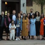 Aras Bulut İynemli Instagram – Biraz beklemek istedim. Özellikle bugünü bekledim; veda etmek zor geldi. Çukur… 4 koca yıl… Her hafta… Güzel, değerli ve uzun yol… Yol önemlidir insan hayatında… Her zaman hikayelerin gücüne inandım. Hikayelere hizmet etmek en değerli isteğim oldu. Biz öyle bir hikâyede buluştuk ki hepimizi içine aldı. Herkese böyle ekip, böyle hikâye nasip olmaz diye var olduk içinde… O yüzden iyi ki varsın, teşekkür ederim @gokhan_horzum 🙏🏻 Duygularımı söze dökmekte o kadar zorlanıyorum ki keşke biraz bir şey öğretseydin, kalbim yerinden çıkacak ne yazacağım diye, Ya Sidi dinliyorum; Bu kadar oluyor 😂 Sinan abi, abiliğin, öğretmenliğin, işine aşkınla yaklaşımın ve arkadaşlığın için teşekkür ederim sana… @snnztrk Öyle bir oyuncu ekibi oldu ki… off… sözüm yok… Söz söylemeye haddim yok… neler öğrendim, neler deneyimledim bir bilseniz… İyi ki canım meslektaşlarım, ablalarım, abilerim, kardeşlerim, arkadaşlarım (hem de canım arkadaşlarım) iyi ki siz… ekip ekip ekip… her şey burada gizli sanki… ekip olabilmek de… o yüzden aile her şeydir… Eğlence, stres, hüzün, çokça yorgunluk ve çokça sevgi ama 3-2-1 kayıt dendiğinde; herkes işinde… Hem de bütün yüreğiyle… O kadar özel ki… Ekip her şeydir de aynı zamanda… Bu ekibin arkasında her daim duran, kalitesinden ödün vermeden her şeyiyle ilgilenen bir yapımcımız… #keremcatay Çok teşekkürler… Desteğiyle @showtv ye teşekkürler… Canlılığıyla, acısıyla, sevinciyle, stresiyle, keyfiyle, zorluluğuyla, başarısıyla ve hatalarıyla öyle dolu 4 sene ki… iyi ki ya! Çok değerli, çok özel, her zaman var olacak bir yerlerde!… Peki, her şeyiyle yaptık biz bu hikâyeyi anlattık, seyirciye geçmese, o hikâyeyi paylaşmazsak bir anlamı olur muydu? Kesinlikle olmazdı… Bizlerle bu hikâyeyi paylaşan, izleyen, anlatan, yaşayan herkese çok teşekkürler… Ve hayali arkadaşım Yamaç Koçovalı… Kendine iyi bak! Öyle mi? 🙏🏻(yazarken gözlerim doldu belgeselde nasıl anlatıcam? ) -belgesel mi var ? Obaaaaa…..Şükürler Olsun 🙏🏻🙏🏻🙏🏻