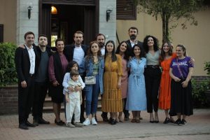 Aras Bulut İynemli Instagram - Biraz beklemek istedim. Özellikle bugünü bekledim; veda etmek zor geldi. Çukur... 4 koca yıl... Her hafta... Güzel, değerli ve uzun yol... Yol önemlidir insan hayatında... Her zaman hikayelerin gücüne inandım. Hikayelere hizmet etmek en değerli isteğim oldu. Biz öyle bir hikâyede buluştuk ki hepimizi içine aldı. Herkese böyle ekip, böyle hikâye nasip olmaz diye var olduk içinde… O yüzden iyi ki varsın, teşekkür ederim @gokhan_horzum 🙏🏻 Duygularımı söze dökmekte o kadar zorlanıyorum ki keşke biraz bir şey öğretseydin, kalbim yerinden çıkacak ne yazacağım diye, Ya Sidi dinliyorum; Bu kadar oluyor 😂 Sinan abi, abiliğin, öğretmenliğin, işine aşkınla yaklaşımın ve arkadaşlığın için teşekkür ederim sana… @snnztrk Öyle bir oyuncu ekibi oldu ki... off… sözüm yok... Söz söylemeye haddim yok... neler öğrendim, neler deneyimledim bir bilseniz… İyi ki canım meslektaşlarım, ablalarım, abilerim, kardeşlerim, arkadaşlarım (hem de canım arkadaşlarım) iyi ki siz... ekip ekip ekip… her şey burada gizli sanki... ekip olabilmek de… o yüzden aile her şeydir... Eğlence, stres, hüzün, çokça yorgunluk ve çokça sevgi ama 3-2-1 kayıt dendiğinde; herkes işinde… Hem de bütün yüreğiyle... O kadar özel ki... Ekip her şeydir de aynı zamanda… Bu ekibin arkasında her daim duran, kalitesinden ödün vermeden her şeyiyle ilgilenen bir yapımcımız… #keremcatay Çok teşekkürler… Desteğiyle @showtv ye teşekkürler... Canlılığıyla, acısıyla, sevinciyle, stresiyle, keyfiyle, zorluluğuyla, başarısıyla ve hatalarıyla öyle dolu 4 sene ki... iyi ki ya! Çok değerli, çok özel, her zaman var olacak bir yerlerde!... Peki, her şeyiyle yaptık biz bu hikâyeyi anlattık, seyirciye geçmese, o hikâyeyi paylaşmazsak bir anlamı olur muydu? Kesinlikle olmazdı... Bizlerle bu hikâyeyi paylaşan, izleyen, anlatan, yaşayan herkese çok teşekkürler... Ve hayali arkadaşım Yamaç Koçovalı... Kendine iyi bak! Öyle mi? 🙏🏻(yazarken gözlerim doldu belgeselde nasıl anlatıcam? ) -belgesel mi var ? Obaaaaa.....Şükürler Olsun 🙏🏻🙏🏻🙏🏻