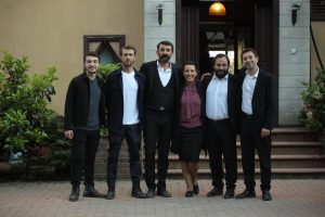 Aras Bulut İynemli Instagram - Biraz beklemek istedim. Özellikle bugünü bekledim; veda etmek zor geldi. Çukur... 4 koca yıl... Her hafta... Güzel, değerli ve uzun yol... Yol önemlidir insan hayatında... Her zaman hikayelerin gücüne inandım. Hikayelere hizmet etmek en değerli isteğim oldu. Biz öyle bir hikâyede buluştuk ki hepimizi içine aldı. Herkese böyle ekip, böyle hikâye nasip olmaz diye var olduk içinde… O yüzden iyi ki varsın, teşekkür ederim @gokhan_horzum 🙏🏻 Duygularımı söze dökmekte o kadar zorlanıyorum ki keşke biraz bir şey öğretseydin, kalbim yerinden çıkacak ne yazacağım diye, Ya Sidi dinliyorum; Bu kadar oluyor 😂 Sinan abi, abiliğin, öğretmenliğin, işine aşkınla yaklaşımın ve arkadaşlığın için teşekkür ederim sana… @snnztrk Öyle bir oyuncu ekibi oldu ki... off… sözüm yok... Söz söylemeye haddim yok... neler öğrendim, neler deneyimledim bir bilseniz… İyi ki canım meslektaşlarım, ablalarım, abilerim, kardeşlerim, arkadaşlarım (hem de canım arkadaşlarım) iyi ki siz... ekip ekip ekip… her şey burada gizli sanki... ekip olabilmek de… o yüzden aile her şeydir... Eğlence, stres, hüzün, çokça yorgunluk ve çokça sevgi ama 3-2-1 kayıt dendiğinde; herkes işinde… Hem de bütün yüreğiyle... O kadar özel ki... Ekip her şeydir de aynı zamanda… Bu ekibin arkasında her daim duran, kalitesinden ödün vermeden her şeyiyle ilgilenen bir yapımcımız… #keremcatay Çok teşekkürler… Desteğiyle @showtv ye teşekkürler... Canlılığıyla, acısıyla, sevinciyle, stresiyle, keyfiyle, zorluluğuyla, başarısıyla ve hatalarıyla öyle dolu 4 sene ki... iyi ki ya! Çok değerli, çok özel, her zaman var olacak bir yerlerde!... Peki, her şeyiyle yaptık biz bu hikâyeyi anlattık, seyirciye geçmese, o hikâyeyi paylaşmazsak bir anlamı olur muydu? Kesinlikle olmazdı... Bizlerle bu hikâyeyi paylaşan, izleyen, anlatan, yaşayan herkese çok teşekkürler... Ve hayali arkadaşım Yamaç Koçovalı... Kendine iyi bak! Öyle mi? 🙏🏻(yazarken gözlerim doldu belgeselde nasıl anlatıcam? ) -belgesel mi var ? Obaaaaa.....Şükürler Olsun 🙏🏻🙏🏻🙏🏻