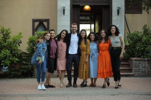 Aras Bulut İynemli Instagram - Biraz beklemek istedim. Özellikle bugünü bekledim; veda etmek zor geldi. Çukur... 4 koca yıl... Her hafta... Güzel, değerli ve uzun yol... Yol önemlidir insan hayatında... Her zaman hikayelerin gücüne inandım. Hikayelere hizmet etmek en değerli isteğim oldu. Biz öyle bir hikâyede buluştuk ki hepimizi içine aldı. Herkese böyle ekip, böyle hikâye nasip olmaz diye var olduk içinde… O yüzden iyi ki varsın, teşekkür ederim @gokhan_horzum 🙏🏻 Duygularımı söze dökmekte o kadar zorlanıyorum ki keşke biraz bir şey öğretseydin, kalbim yerinden çıkacak ne yazacağım diye, Ya Sidi dinliyorum; Bu kadar oluyor 😂 Sinan abi, abiliğin, öğretmenliğin, işine aşkınla yaklaşımın ve arkadaşlığın için teşekkür ederim sana… @snnztrk Öyle bir oyuncu ekibi oldu ki... off… sözüm yok... Söz söylemeye haddim yok... neler öğrendim, neler deneyimledim bir bilseniz… İyi ki canım meslektaşlarım, ablalarım, abilerim, kardeşlerim, arkadaşlarım (hem de canım arkadaşlarım) iyi ki siz... ekip ekip ekip… her şey burada gizli sanki... ekip olabilmek de… o yüzden aile her şeydir... Eğlence, stres, hüzün, çokça yorgunluk ve çokça sevgi ama 3-2-1 kayıt dendiğinde; herkes işinde… Hem de bütün yüreğiyle... O kadar özel ki... Ekip her şeydir de aynı zamanda… Bu ekibin arkasında her daim duran, kalitesinden ödün vermeden her şeyiyle ilgilenen bir yapımcımız… #keremcatay Çok teşekkürler… Desteğiyle @showtv ye teşekkürler... Canlılığıyla, acısıyla, sevinciyle, stresiyle, keyfiyle, zorluluğuyla, başarısıyla ve hatalarıyla öyle dolu 4 sene ki... iyi ki ya! Çok değerli, çok özel, her zaman var olacak bir yerlerde!... Peki, her şeyiyle yaptık biz bu hikâyeyi anlattık, seyirciye geçmese, o hikâyeyi paylaşmazsak bir anlamı olur muydu? Kesinlikle olmazdı... Bizlerle bu hikâyeyi paylaşan, izleyen, anlatan, yaşayan herkese çok teşekkürler... Ve hayali arkadaşım Yamaç Koçovalı... Kendine iyi bak! Öyle mi? 🙏🏻(yazarken gözlerim doldu belgeselde nasıl anlatıcam? ) -belgesel mi var ? Obaaaaa.....Şükürler Olsun 🙏🏻🙏🏻🙏🏻
