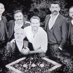 Aras Bulut İynemli Instagram - Biraz beklemek istedim. Özellikle bugünü bekledim; veda etmek zor geldi. Çukur... 4 koca yıl... Her hafta... Güzel, değerli ve uzun yol... Yol önemlidir insan hayatında... Her zaman hikayelerin gücüne inandım. Hikayelere hizmet etmek en değerli isteğim oldu. Biz öyle bir hikâyede buluştuk ki hepimizi içine aldı. Herkese böyle ekip, böyle hikâye nasip olmaz diye var olduk içinde… O yüzden iyi ki varsın, teşekkür ederim @gokhan_horzum 🙏🏻 Duygularımı söze dökmekte o kadar zorlanıyorum ki keşke biraz bir şey öğretseydin, kalbim yerinden çıkacak ne yazacağım diye, Ya Sidi dinliyorum; Bu kadar oluyor 😂 Sinan abi, abiliğin, öğretmenliğin, işine aşkınla yaklaşımın ve arkadaşlığın için teşekkür ederim sana… @snnztrk Öyle bir oyuncu ekibi oldu ki... off… sözüm yok... Söz söylemeye haddim yok... neler öğrendim, neler deneyimledim bir bilseniz… İyi ki canım meslektaşlarım, ablalarım, abilerim, kardeşlerim, arkadaşlarım (hem de canım arkadaşlarım) iyi ki siz... ekip ekip ekip… her şey burada gizli sanki... ekip olabilmek de… o yüzden aile her şeydir... Eğlence, stres, hüzün, çokça yorgunluk ve çokça sevgi ama 3-2-1 kayıt dendiğinde; herkes işinde… Hem de bütün yüreğiyle... O kadar özel ki... Ekip her şeydir de aynı zamanda… Bu ekibin arkasında her daim duran, kalitesinden ödün vermeden her şeyiyle ilgilenen bir yapımcımız… #keremcatay Çok teşekkürler… Desteğiyle @showtv ye teşekkürler... Canlılığıyla, acısıyla, sevinciyle, stresiyle, keyfiyle, zorluluğuyla, başarısıyla ve hatalarıyla öyle dolu 4 sene ki... iyi ki ya! Çok değerli, çok özel, her zaman var olacak bir yerlerde!... Peki, her şeyiyle yaptık biz bu hikâyeyi anlattık, seyirciye geçmese, o hikâyeyi paylaşmazsak bir anlamı olur muydu? Kesinlikle olmazdı... Bizlerle bu hikâyeyi paylaşan, izleyen, anlatan, yaşayan herkese çok teşekkürler... Ve hayali arkadaşım Yamaç Koçovalı... Kendine iyi bak! Öyle mi? 🙏🏻(yazarken gözlerim doldu belgeselde nasıl anlatıcam? ) -belgesel mi var ? Obaaaaa.....Şükürler Olsun 🙏🏻🙏🏻🙏🏻
