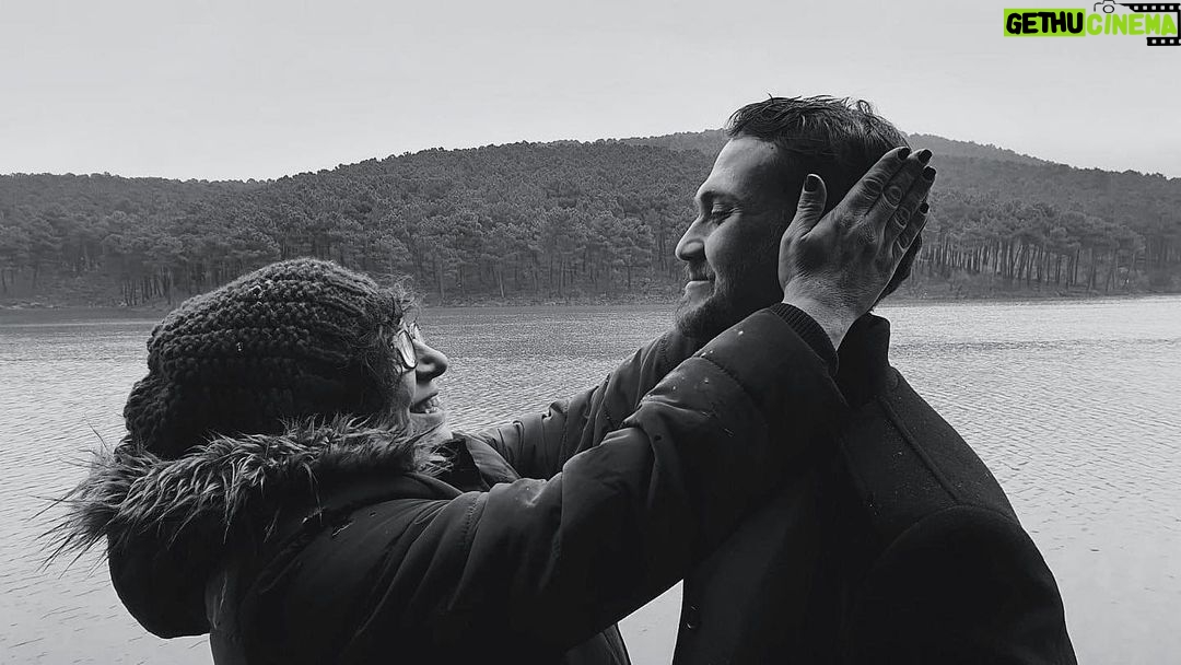 Aras Bulut İynemli Instagram - Hava buz gibi mi? Kulaklar soğuktan yanıyor mu ? Önemli değil.. Ebuşun elleri var 😊 Canım benim.. 😘 @ebru_guleren