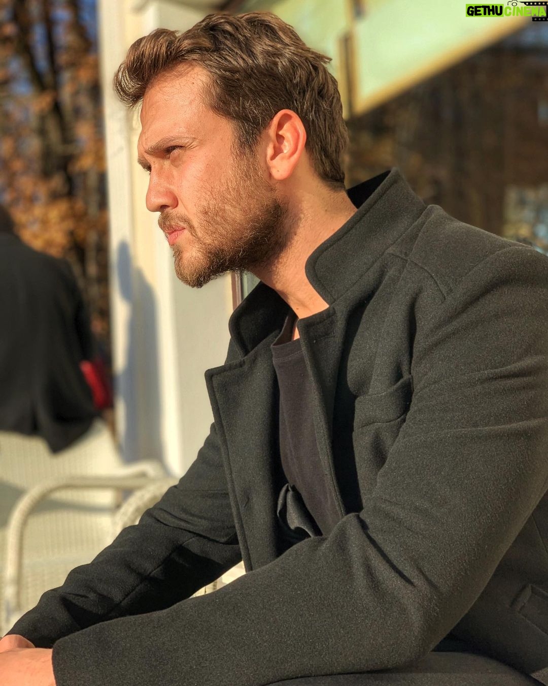 Aras Bulut İynemli Instagram - -Abi şöyle bi dursana.. -Nasıl ? -Kıs gözleri falan işte ! 😂😂 📸 : @kubilayakaa 😘