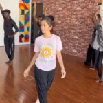 Archana Chandhoke Instagram - This week Marana mass performance 🔥🔥😍 . Choreographer : @iamvkmaster_off 🔥 . Assistant choreographer: @dominic_djd @the_kitten_eyes_boy_official . Artist : @archanachandhoke @zaaravineet.offl @nakshathra_viswanathan . Contestant: @ananthavani.007 . Channel: @zeetamizh . #dancejodidance #dancejodidancereloaded #dancejodidancereloaded2 #dominic #vkmaster #dominicdjd #kerala #oldisgold #viralreels #reels #trending #zeetamil #makeingslime Chennai, India