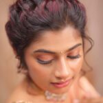 Archana Ravichandran Instagram - In a world of soft hues and gentle whispers💫 #innerpeace #priorities Makeup @jiyamakeupartistry Hairdo @mani_stylist_ Camera @haran_official_ Jewel @littlefingers_bridal_jewellery Blouse @zenoraa919 Saree @anika_online_store