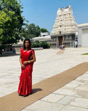 Archana Ravichandran Instagram - Had such an amazing day exploring the architecture of our ancient tamil emperors. This day was such an eye opener for me and it also made me feel proud that I’m a Tamilian whose ancestors were full of vision with such a revolutionary architectural intelligence. 
I would suggest everyone to go explore these places and know our history which will make us appreciate our ancestors which would lead us to compare the lives they left for us and the life we are living right now.  Surprisingly I’m shocked to see we are nowhere near to the life they led on those days. This makes me ask myself a question. Am I right track ? What is my vision ?  What will i leave behind for my future generations ? This was not yet another temple visit for me. This was my first ever visit to a historic place. This day was an absolute stunner for me. 
I also feel really happy to share this with you guys (if you really had the time and patience to read the caption) through this medium because “yaan petra inbam peruga ivvaiyagam”.
.
.
.
.
Saree : @vinus_vogue 
Blouse : @abarnasundarramanclothing