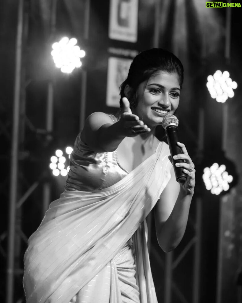 Archana Ravichandran Instagram - @she_india feels overwhelmed to thank @vj_archana_ who anchored the show and brought life to the event ( @she_awards ) with their full-on fun spirit and vibe!!! . . Photography : @wcfilm_studio MUA : @jiyamakeupartistry Hair : @marysbridalstudio Outfit : @ms_desings_official . . #sheindia #50inspiringwomen #awards