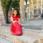 Archana Ravichandran Instagram - Had such an amazing day exploring the architecture of our ancient tamil emperors. This day was such an eye opener for me and it also made me feel proud that I’m a Tamilian whose ancestors were full of vision with such a revolutionary architectural intelligence. I would suggest everyone to go explore these places and know our history which will make us appreciate our ancestors which would lead us to compare the lives they left for us and the life we are living right now. Surprisingly I’m shocked to see we are nowhere near to the life they led on those days. This makes me ask myself a question. Am I right track ? What is my vision ? What will i leave behind for my future generations ? This was not yet another temple visit for me. This was my first ever visit to a historic place. This day was an absolute stunner for me. I also feel really happy to share this with you guys (if you really had the time and patience to read the caption) through this medium because “yaan petra inbam peruga ivvaiyagam”. . . . . Saree : @vinus_vogue Blouse : @abarnasundarramanclothing Kanchipuram, Tamil Nadu