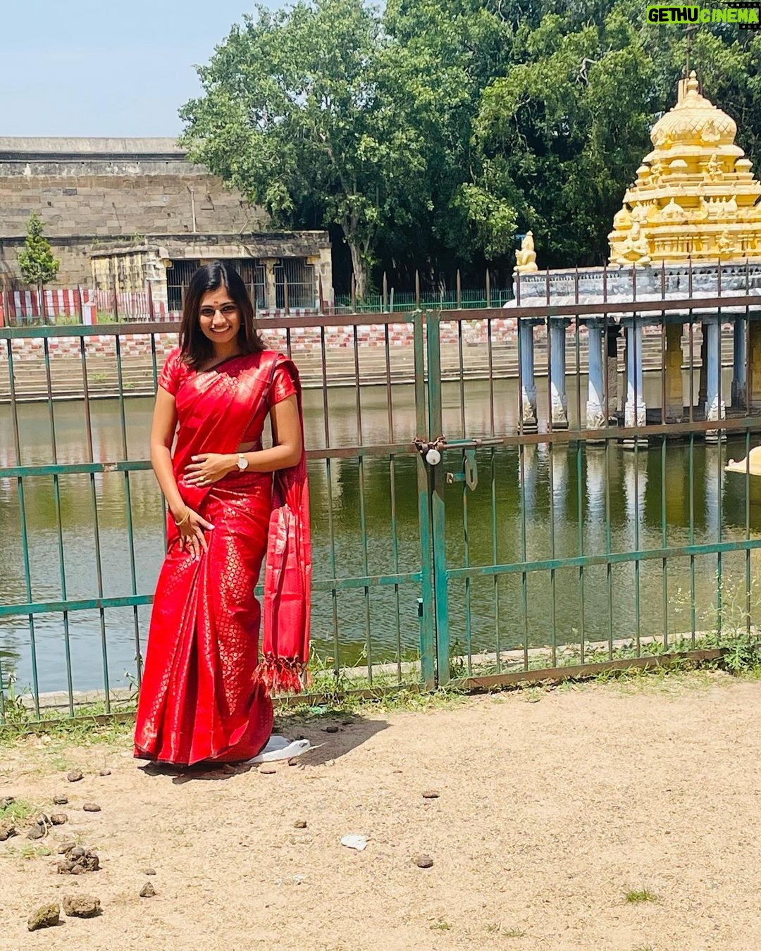Archana Ravichandran Instagram - Had such an amazing day exploring the architecture of our ancient tamil emperors. This day was such an eye opener for me and it also made me feel proud that I’m a Tamilian whose ancestors were full of vision with such a revolutionary architectural intelligence. I would suggest everyone to go explore these places and know our history which will make us appreciate our ancestors which would lead us to compare the lives they left for us and the life we are living right now. Surprisingly I’m shocked to see we are nowhere near to the life they led on those days. This makes me ask myself a question. Am I right track ? What is my vision ? What will i leave behind for my future generations ? This was not yet another temple visit for me. This was my first ever visit to a historic place. This day was an absolute stunner for me. I also feel really happy to share this with you guys (if you really had the time and patience to read the caption) through this medium because “yaan petra inbam peruga ivvaiyagam”. . . . . Saree : @vinus_vogue Blouse : @abarnasundarramanclothing Kanchipuram, Tamil Nadu