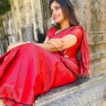 Archana Ravichandran Instagram - Had such an amazing day exploring the architecture of our ancient tamil emperors. This day was such an eye opener for me and it also made me feel proud that I’m a Tamilian whose ancestors were full of vision with such a revolutionary architectural intelligence. I would suggest everyone to go explore these places and know our history which will make us appreciate our ancestors which would lead us to compare the lives they left for us and the life we are living right now. Surprisingly I’m shocked to see we are nowhere near to the life they led on those days. This makes me ask myself a question. Am I right track ? What is my vision ? What will i leave behind for my future generations ? This was not yet another temple visit for me. This was my first ever visit to a historic place. This day was an absolute stunner for me. I also feel really happy to share this with you guys (if you really had the time and patience to read the caption) through this medium because “yaan petra inbam peruga ivvaiyagam”. . . . . Saree : @vinus_vogue Blouse : @abarnasundarramanclothing Kanchipuram, Tamil Nadu