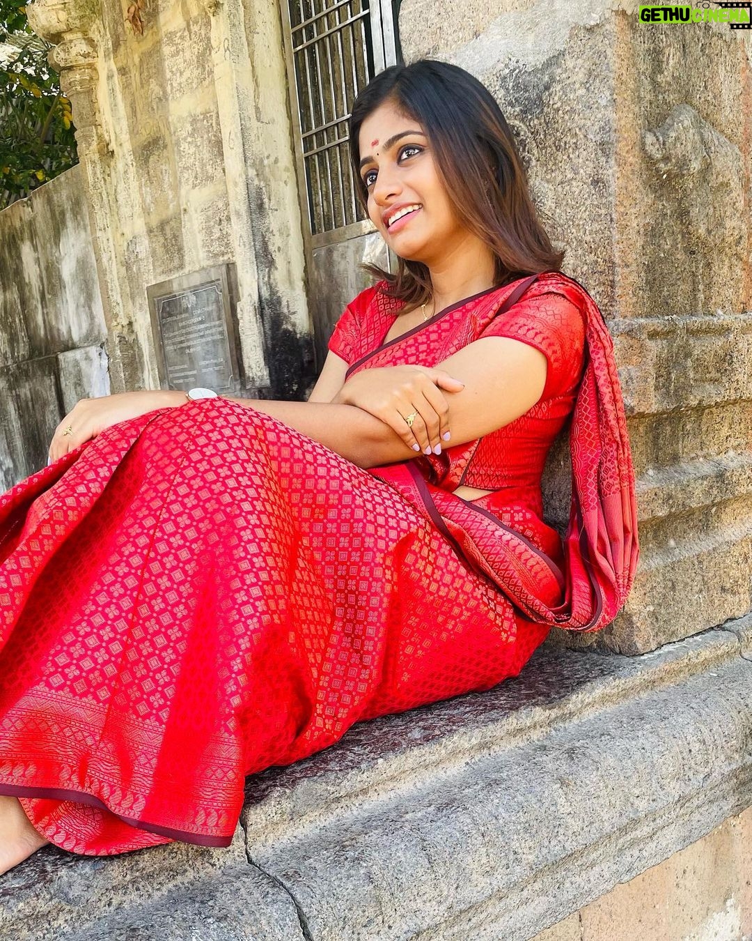 Archana Ravichandran Instagram - Had such an amazing day exploring the architecture of our ancient tamil emperors. This day was such an eye opener for me and it also made me feel proud that I’m a Tamilian whose ancestors were full of vision with such a revolutionary architectural intelligence. I would suggest everyone to go explore these places and know our history which will make us appreciate our ancestors which would lead us to compare the lives they left for us and the life we are living right now. Surprisingly I’m shocked to see we are nowhere near to the life they led on those days. This makes me ask myself a question. Am I right track ? What is my vision ? What will i leave behind for my future generations ? This was not yet another temple visit for me. This was my first ever visit to a historic place. This day was an absolute stunner for me. I also feel really happy to share this with you guys (if you really had the time and patience to read the caption) through this medium because “yaan petra inbam peruga ivvaiyagam”. . . . . Saree : @vinus_vogue Blouse : @abarnasundarramanclothing Kanchipuram, Tamil Nadu