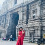 Archana Ravichandran Instagram - Had such an amazing day exploring the architecture of our ancient tamil emperors. This day was such an eye opener for me and it also made me feel proud that I’m a Tamilian whose ancestors were full of vision with such a revolutionary architectural intelligence. I would suggest everyone to go explore these places and know our history which will make us appreciate our ancestors which would lead us to compare the lives they left for us and the life we are living right now. Surprisingly I’m shocked to see we are nowhere near to the life they led on those days. This makes me ask myself a question. Am I right track ? What is my vision ? What will i leave behind for my future generations ? This was not yet another temple visit for me. This was my first ever visit to a historic place. This day was an absolute stunner for me. I also feel really happy to share this with you guys (if you really had the time and patience to read the caption) through this medium because “yaan petra inbam peruga ivvaiyagam”. . . . . Saree : @vinus_vogue Blouse : @abarnasundarramanclothing Kanchipuram, Tamil Nadu